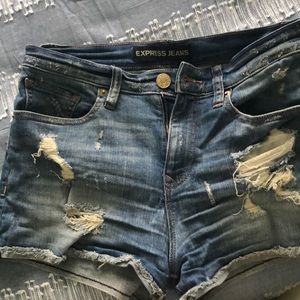 Comfy, high waisted shorts. Hits at belly buttom.